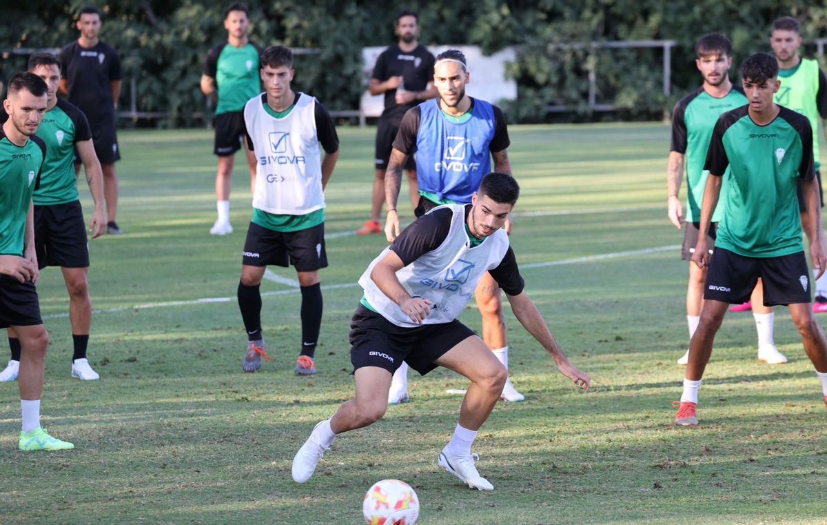 Óscar Jiménez persigue el esférico durante una sesión de trabajo del primer equipo en pretemporada.