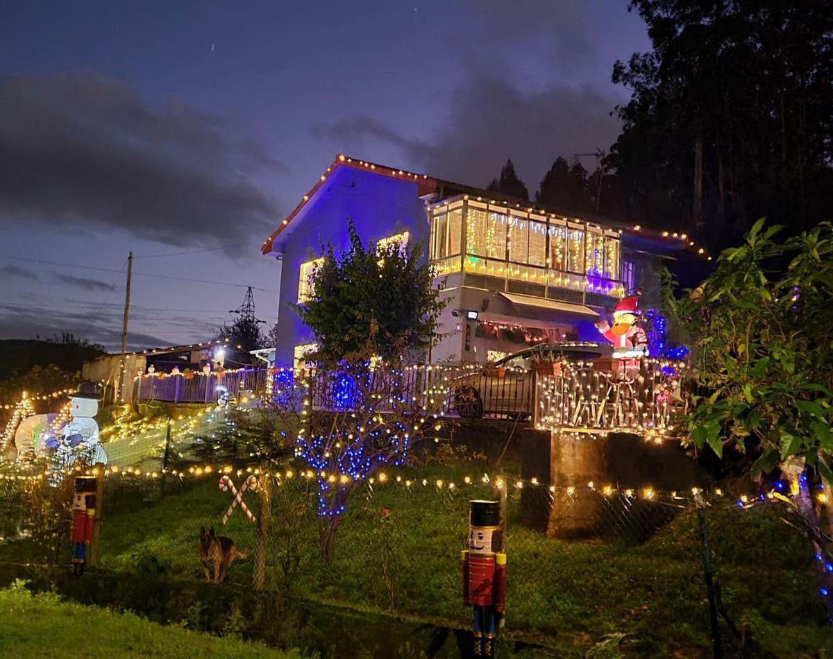 La decoración navideña exterior en la vivienda de Patricia Castro, en Illas.