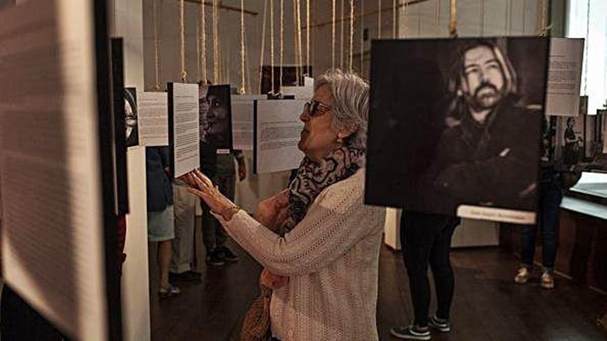 Una mujer lee uno de los testimonios.