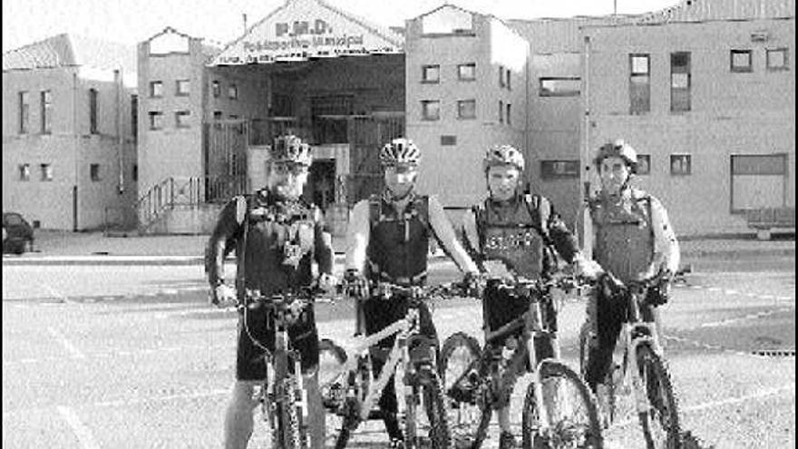 Los participantes en la ruta, delante del polideportivo de Villaviciosa.