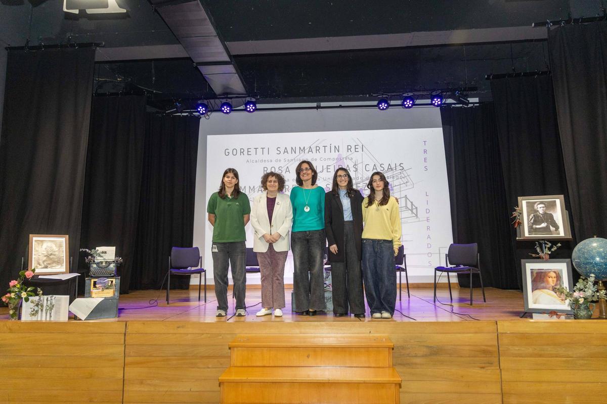 Sanmartín, Paredes e Crujeiras, no centro, participaron nunha mesa-debate no IESRosalía de Castro.