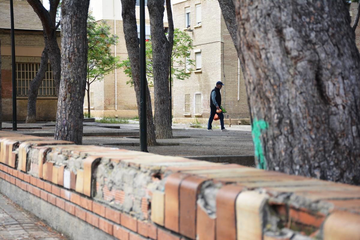 Así de deteriorada está la plaza Lolita Parra, en el barrio Oliver