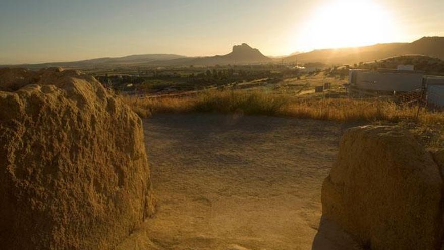 Salida del sol desde los dólmenes de Antequera.