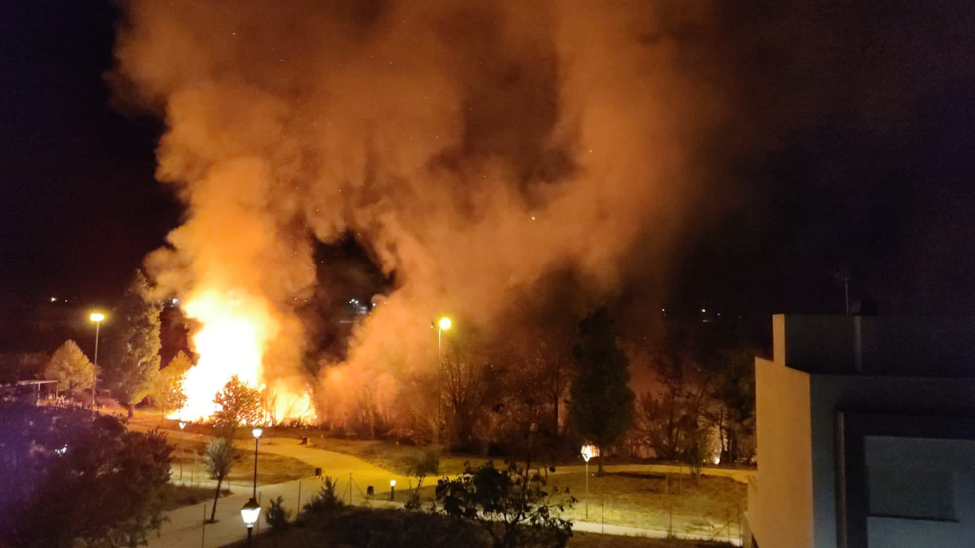 "Impresionante" incendio en Requena esta noche