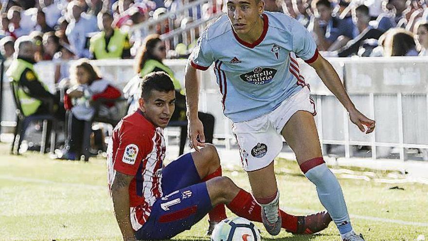 Emre Mor conduce el balón frente al Atlético de Madrid. // R. Grobas