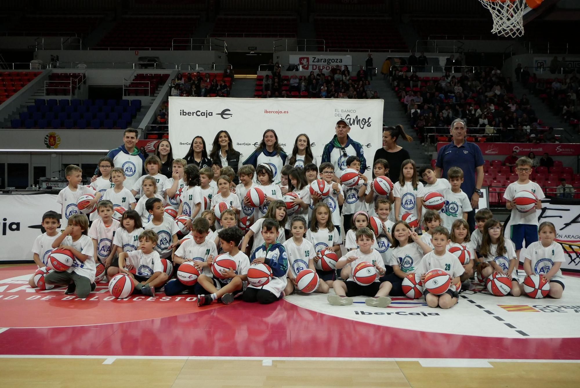 EN IMÁGENES | Reparto de balones de "Liga de Escuelas Ibercaja" en el Príncipe Felipe