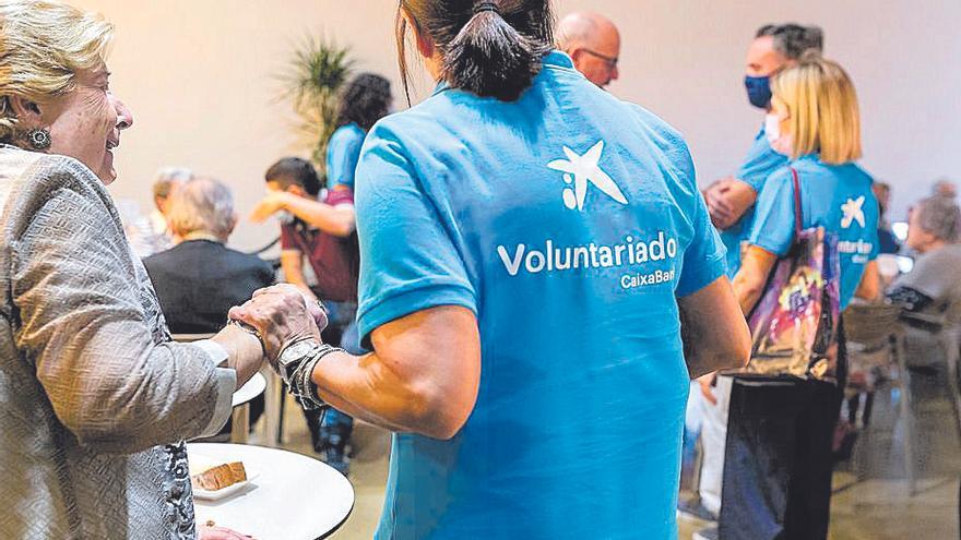 Voluntarios de Caixabank participan en una actividad con mayores.