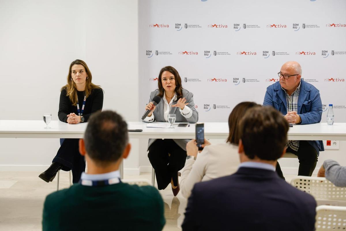 De izquierda a derecha: Esperanza Montagud, de Cruz Roja; Amelia Navarro, de Veolia y José María March, de FM Lógística Ibérica