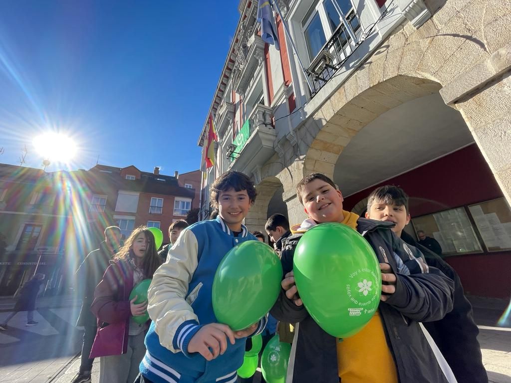 Alumnos del Aniceto de Sela, antes de formar el lazo.