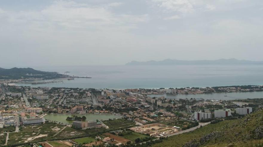 La playa del Port d&#039;Alcúdia se encuentra situada en una gran bahía y es muy poco profunda por la gran aportación de arena que recibe.