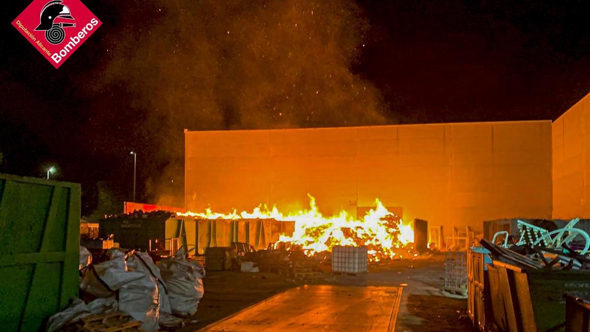 Se incendia un almacen en Pedreguer.