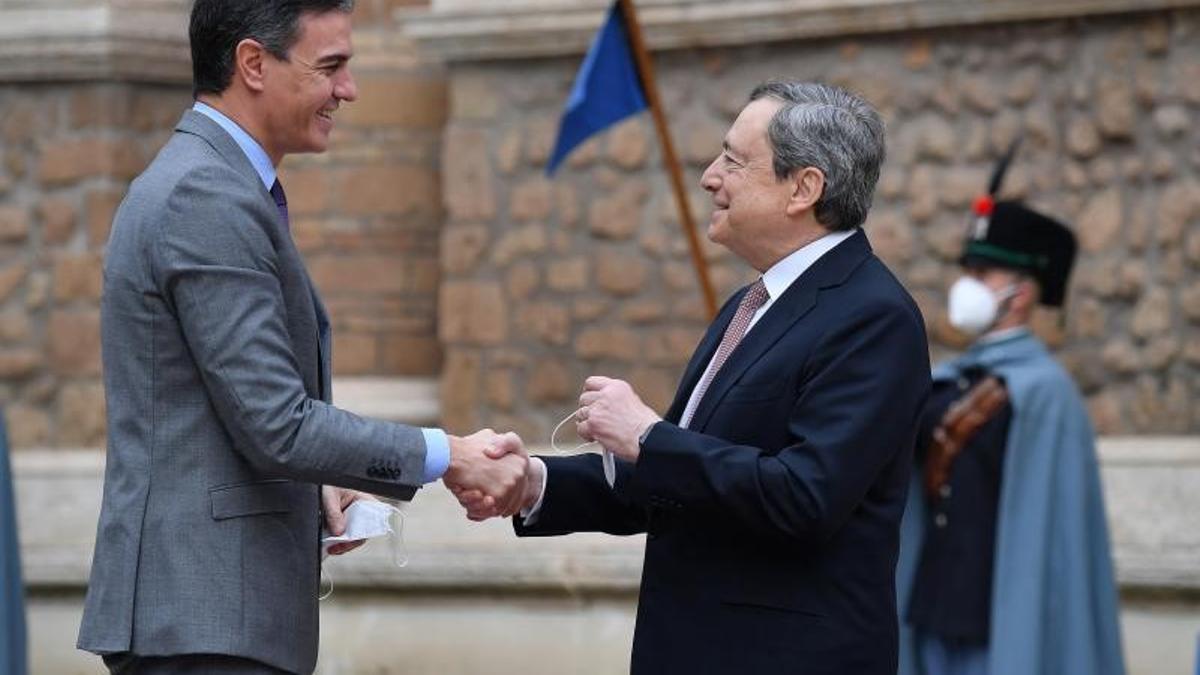 El primer ministro italiano, Mario Draghi, recibe al presidente del Gobierno, Pedro Sánchez, para su reunión con los mandatarios luso y griego, António Costa y Kyriakos Mitsotakis, este 18 de marzo de 2022 en Villa Madama, Roma.