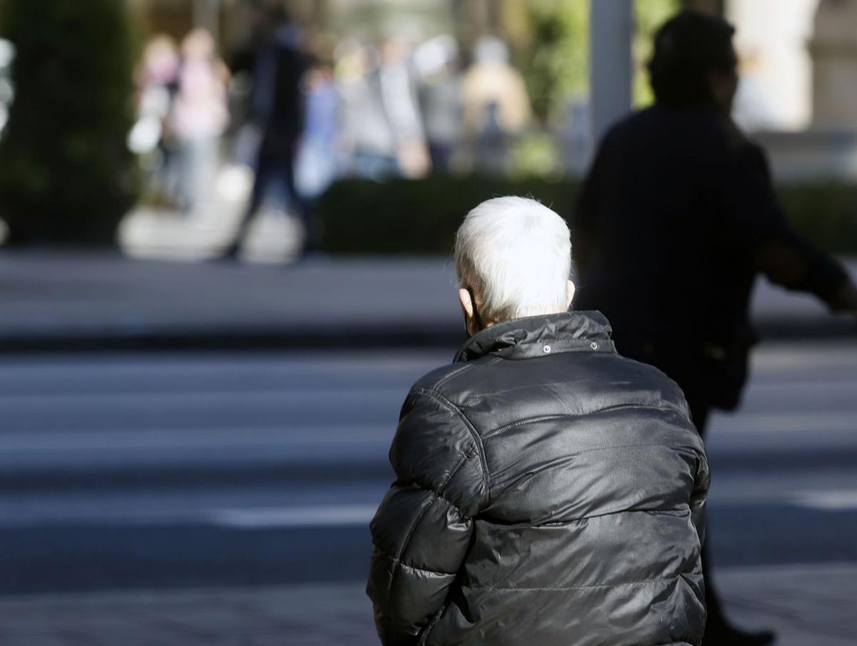 Personas mayores en una calle de Málaga. | ÁLEX ZEA