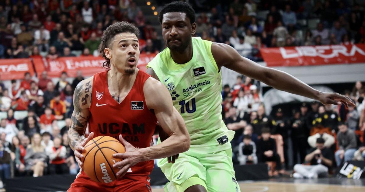 Jonah Radebaugh, autor del triple que forzó la prórroga ayer del UCAM Murcia ante el Barça, ante el visitante Metu.  | JUAN CARLOS CAVAL