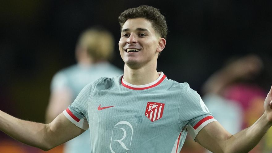 Momento selfi Julián Álvarez: el Atlético de Madrid llega esta noche al Hotel Santa Catalina