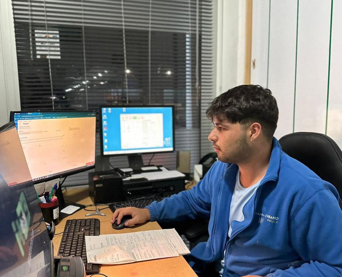 Adrián Pérez trabaja de noche en el puerto de Combarro / ecg