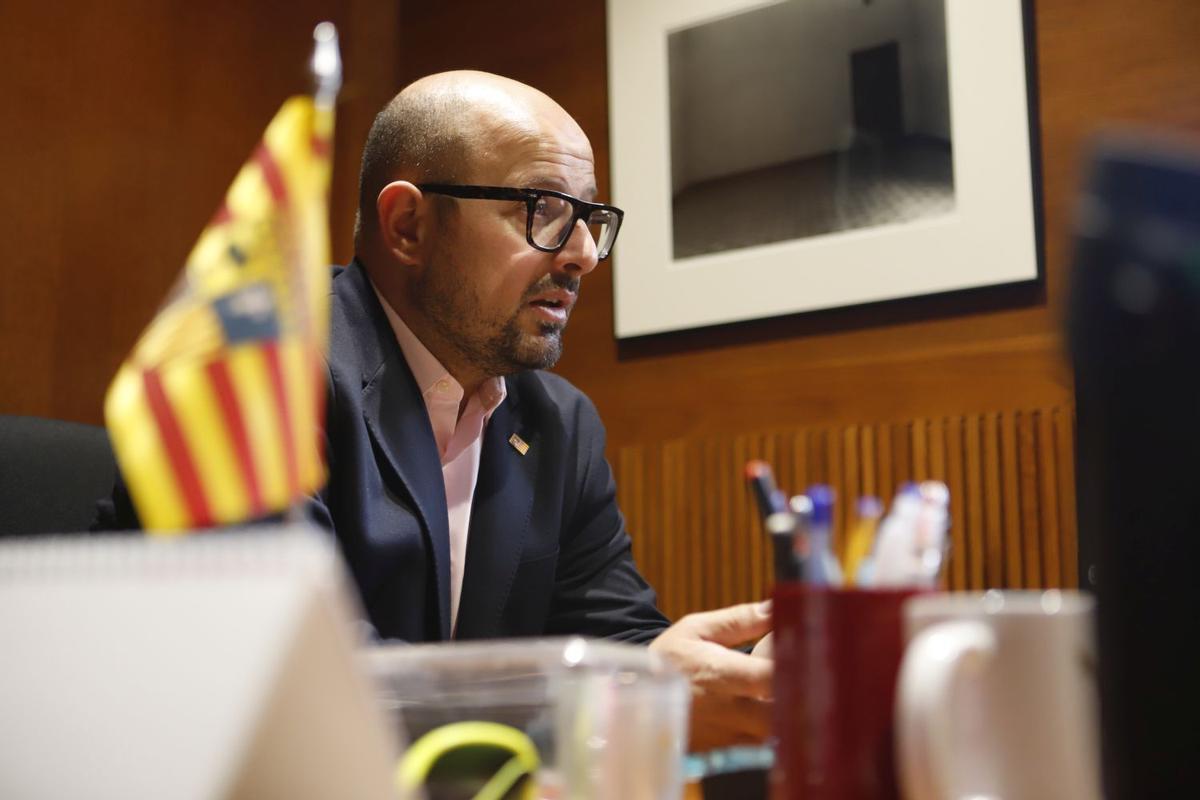 Izquierdo, en un momento de la entrevista, en su despacho.