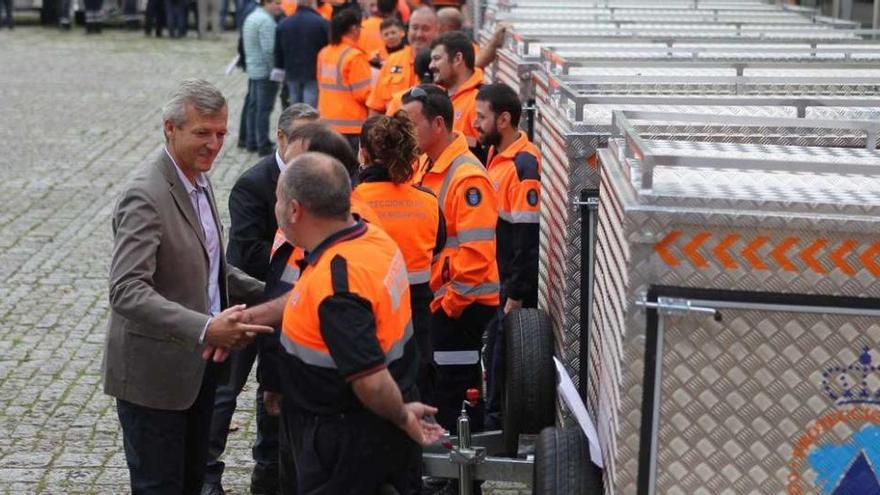 El vicepresidente de la Xunta, ayer, en A Estrada, al entregar los remolques a las agrupaciones de Protección Civil. // Bernabé