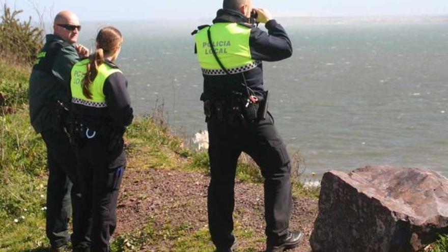 Un guardia civil y dos agentes locales buscan al desaparecido en El Tranqueru.