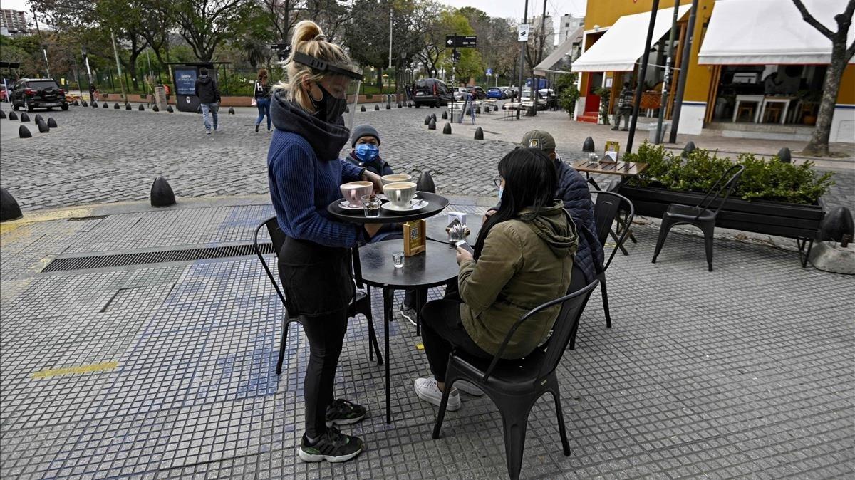 zentauroepp54720775 a waitress serves a table placed on a sidewalk in buenos air200903183154