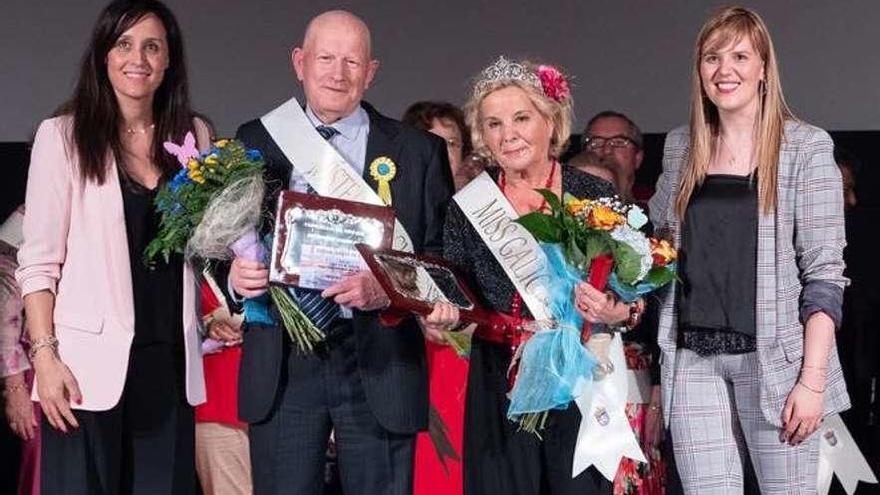 María Luisa García, junto al ganador masculino, entre la alcaldesa (izquierda) y la edil de Servicios Sociais.