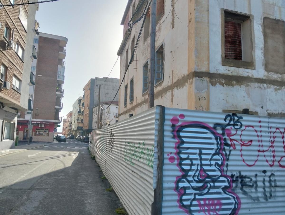 Tres años con un obstáculo en la calle San Fulgencio de Plasencia.