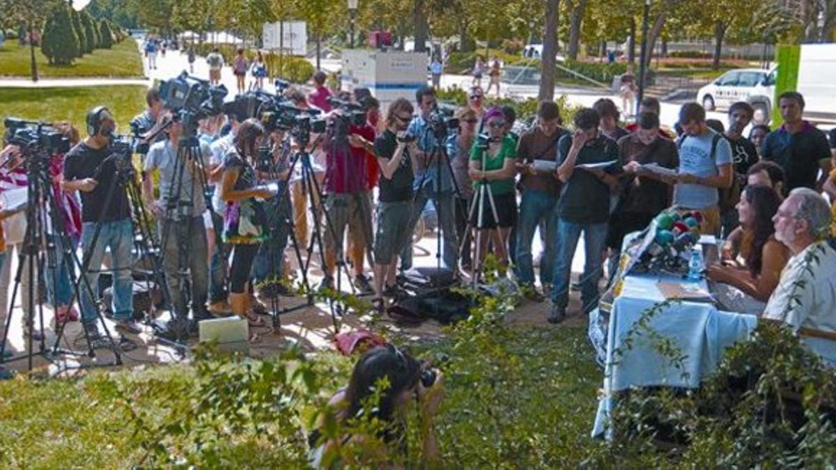 La rueda de prensa que los indignados celebraron ayer en la Ciutadella.