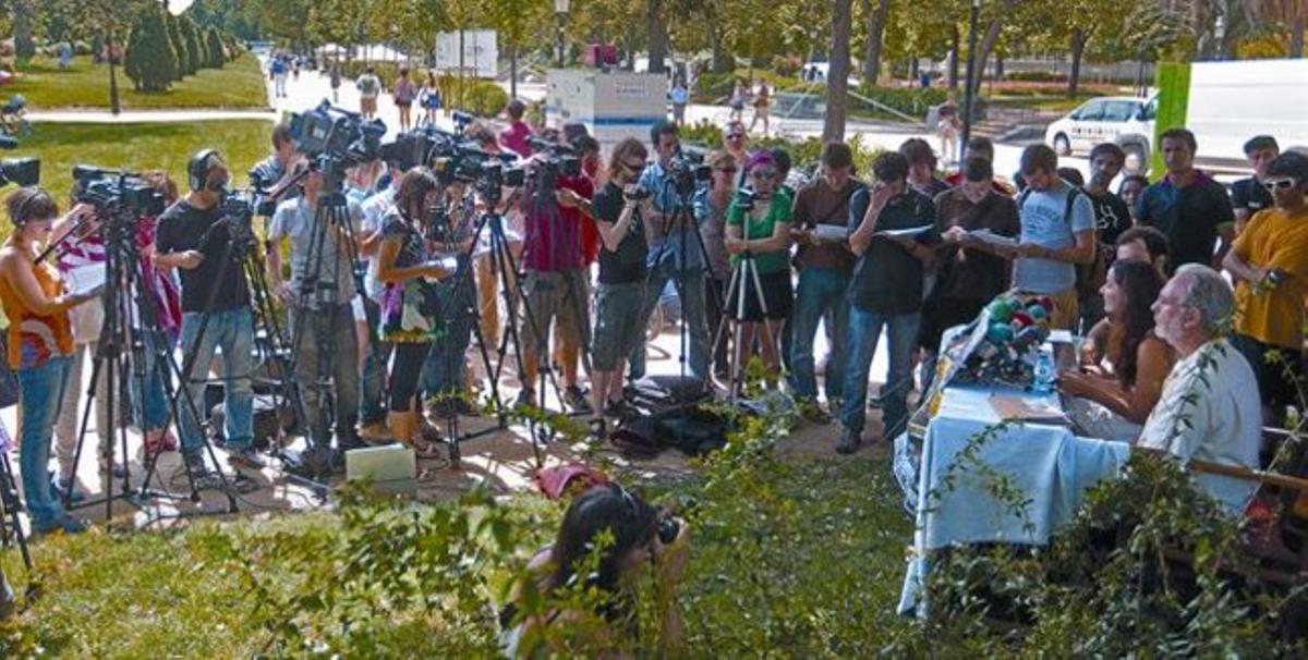 La roda de premsa que els indignats van celebrar a la Ciutadella, ahir.