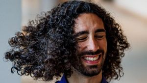 Cucurella tiene un look único