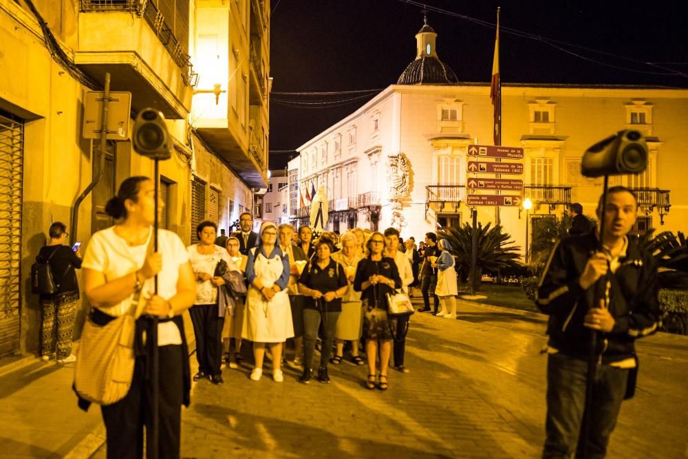 Decenas de personas reciben las reliquias de Santa Bernadette con esperanza de buscar curación o alivio a sus males en la Santa Iglesia Catedral de Orihuela