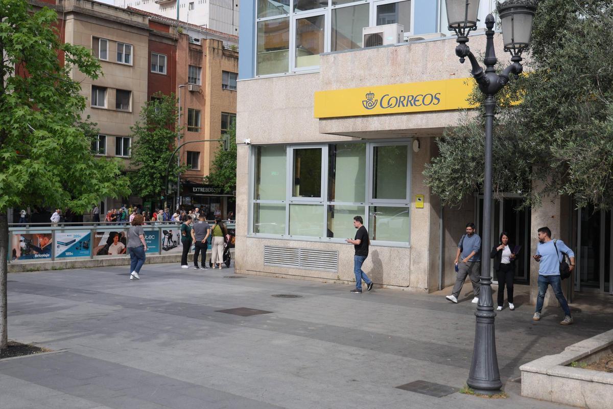 La oficina de Correos para los trámites de regularización, este lunes, en Cáceres.