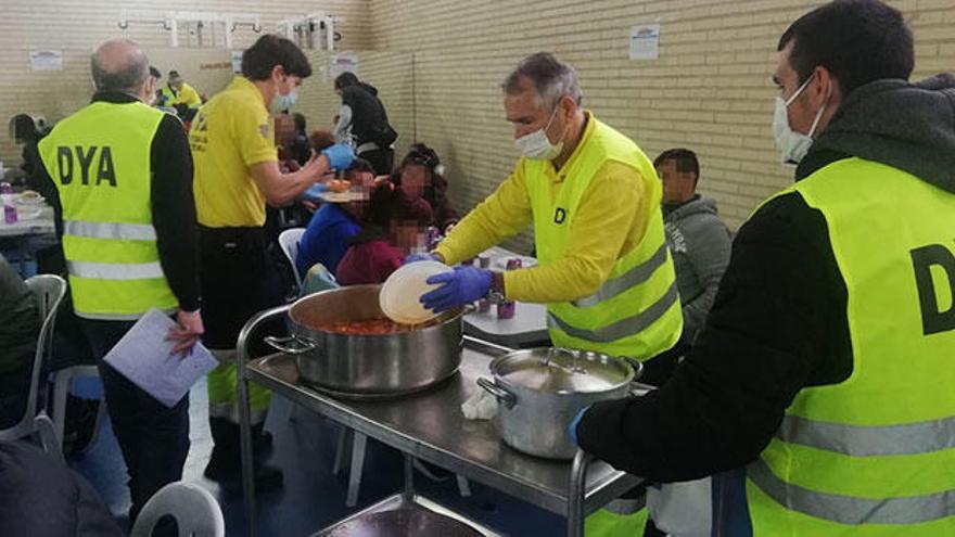 Servicio de comida en el polideportivo ilicitano El Toscar.