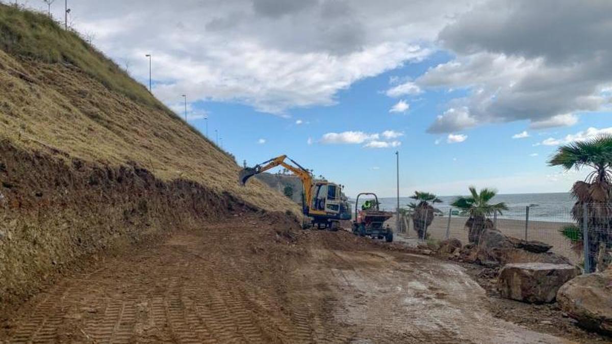 Obras del nuevo acceso a la playa de Carvajal.