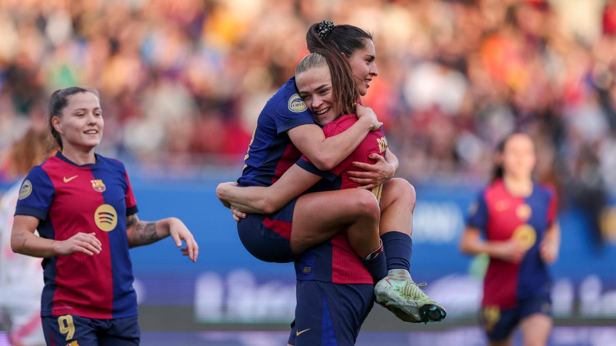 Kika Nazareth y Fridolina Rolfö en el FC Barcelona - Madrid CFF
