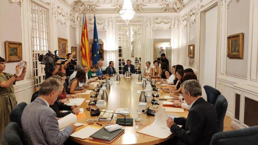 Portavoces y miembros de la Mesa de las Corts, ayer al comienzo de la primera reunión celebrada tras las vacaciones.