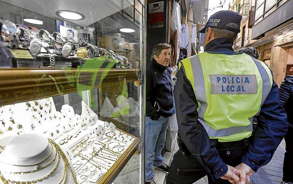 Policías para todo en el centro turístico de Palma