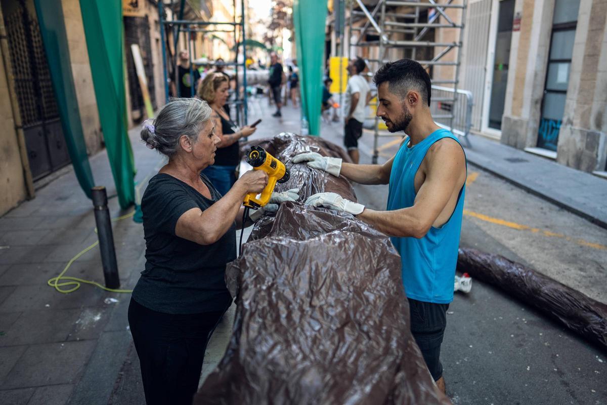 Gràcia prepara las calles para sus fiestas