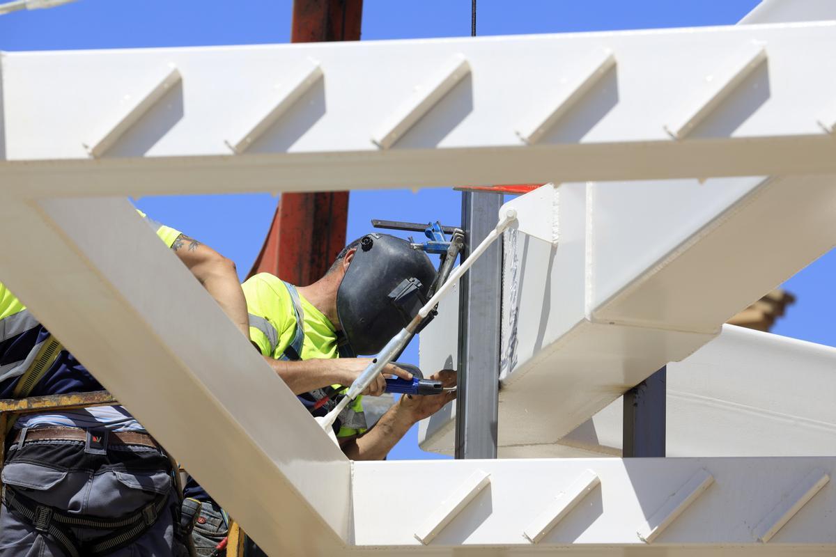 Trabajos de desmontaje de la pérgola.