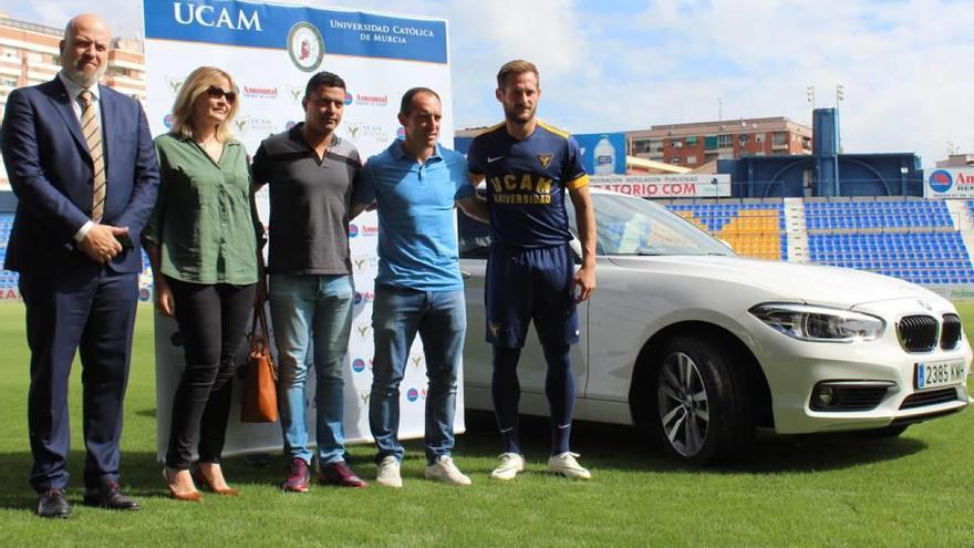 Munitis y Titi, ayer en la presentación de Amounal Rent a Car como patrocinador del pantalón.