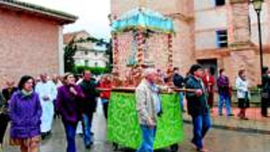 La Virgen recorre las calles enramadas