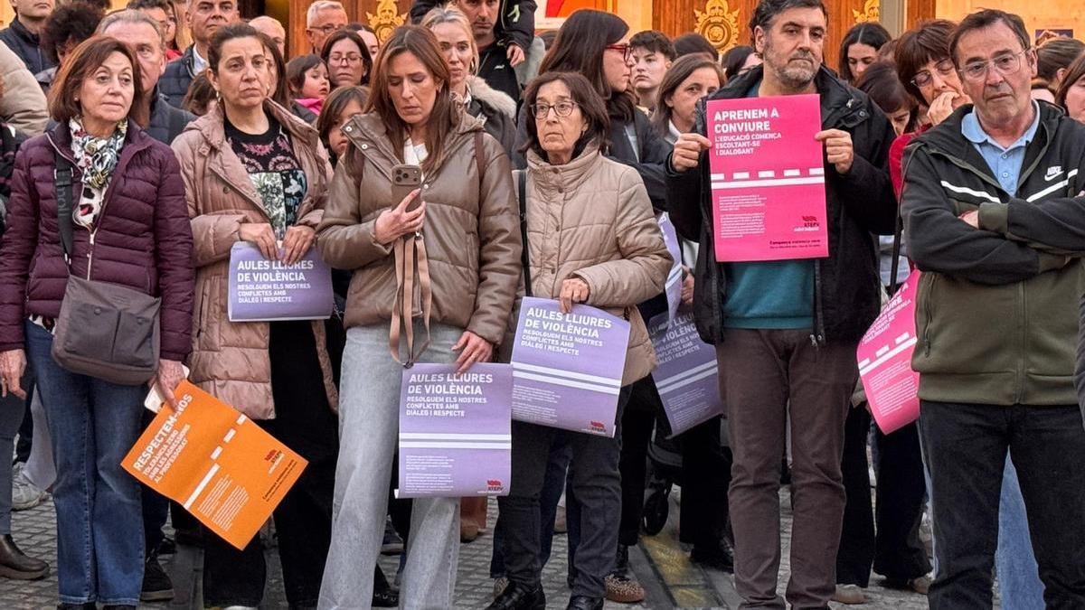 Alcoy rechaza la violencia en las aulas y pide medidas para proteger al profesorado