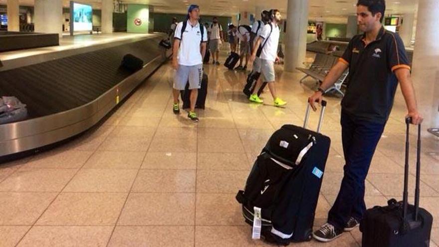 Antonio Herrera, asistente de Joan Plaza, con los jugadores del Unicaja a su llegada ayer a Barcelona.