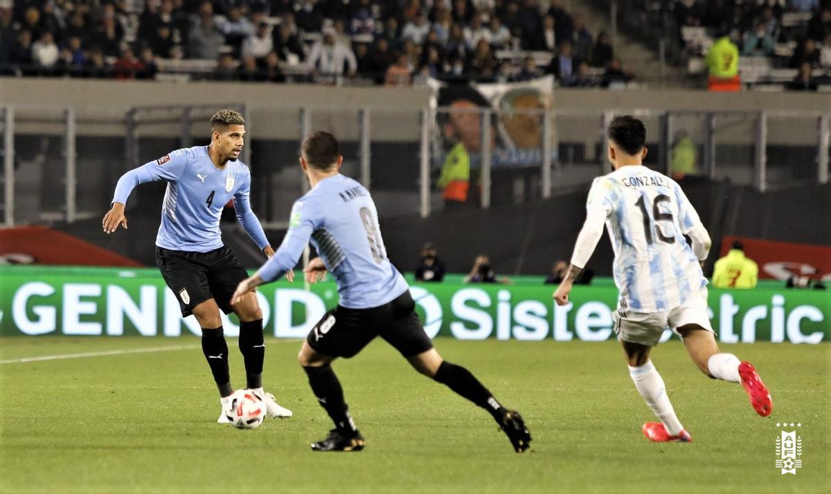 Araujo, en el duelo contra la selección argentina en el que sufrió su lesión muscular.