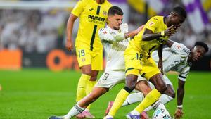 Thomas Partey luchando por el esférico junto a Ceballos y Vinicius