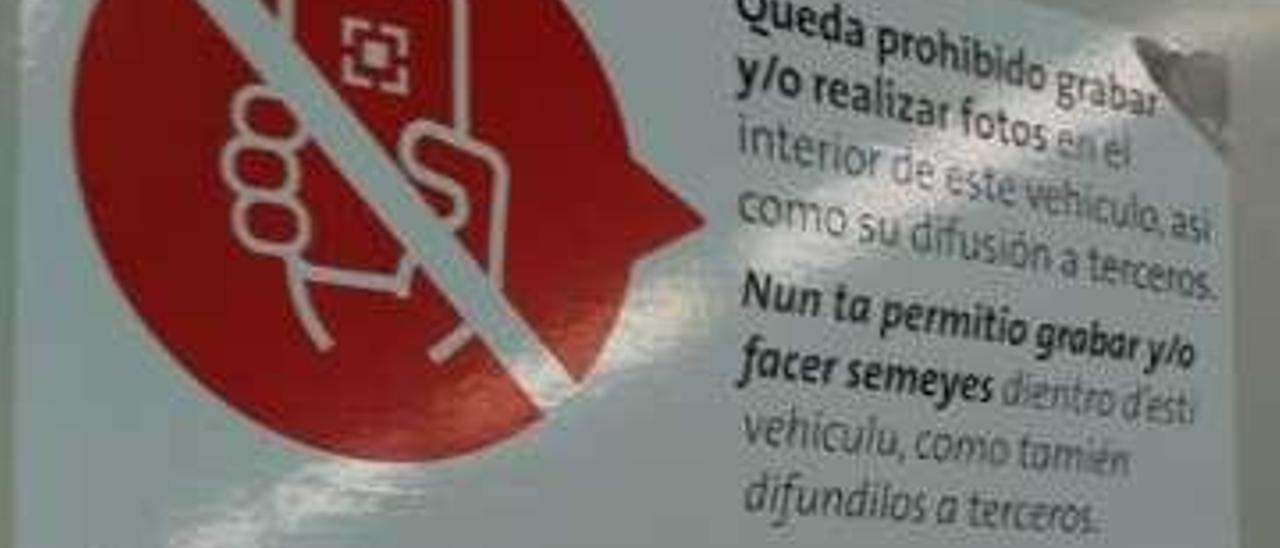 A la izquierda, el anuncio de prohibición de grabaciones por parte de los usuarios. A la derecha, el aviso de zona videovigilada que se está colocando en los autobuses de Emtusa.