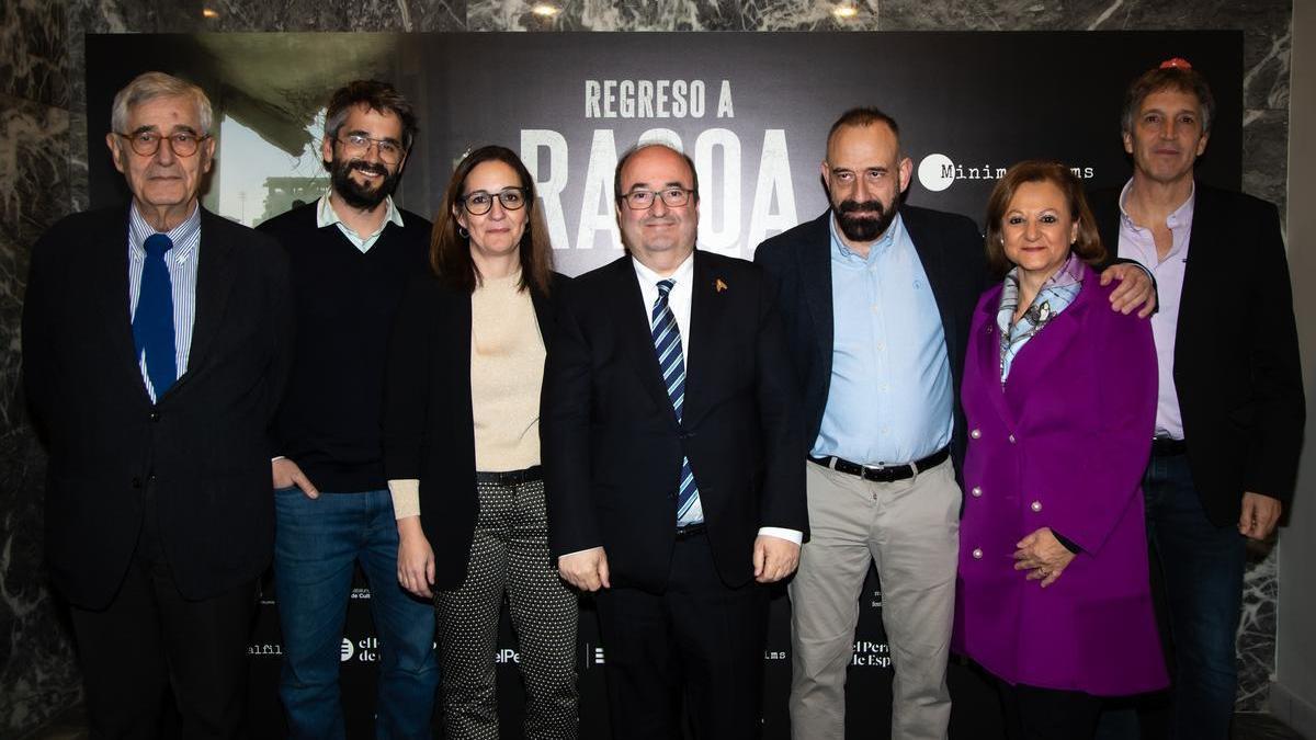 Juan Miguel Hernández León (Presidente del Círculo de Bellas Artes), Raúl Cuevas, Gemma Robles, Miquel Iceta, Marc Marginedas, Cristina GAllach y Albert Solé en el preestreno del documental Regreso a Raqqa en el Circulo de Bellas Artes en Madrid.