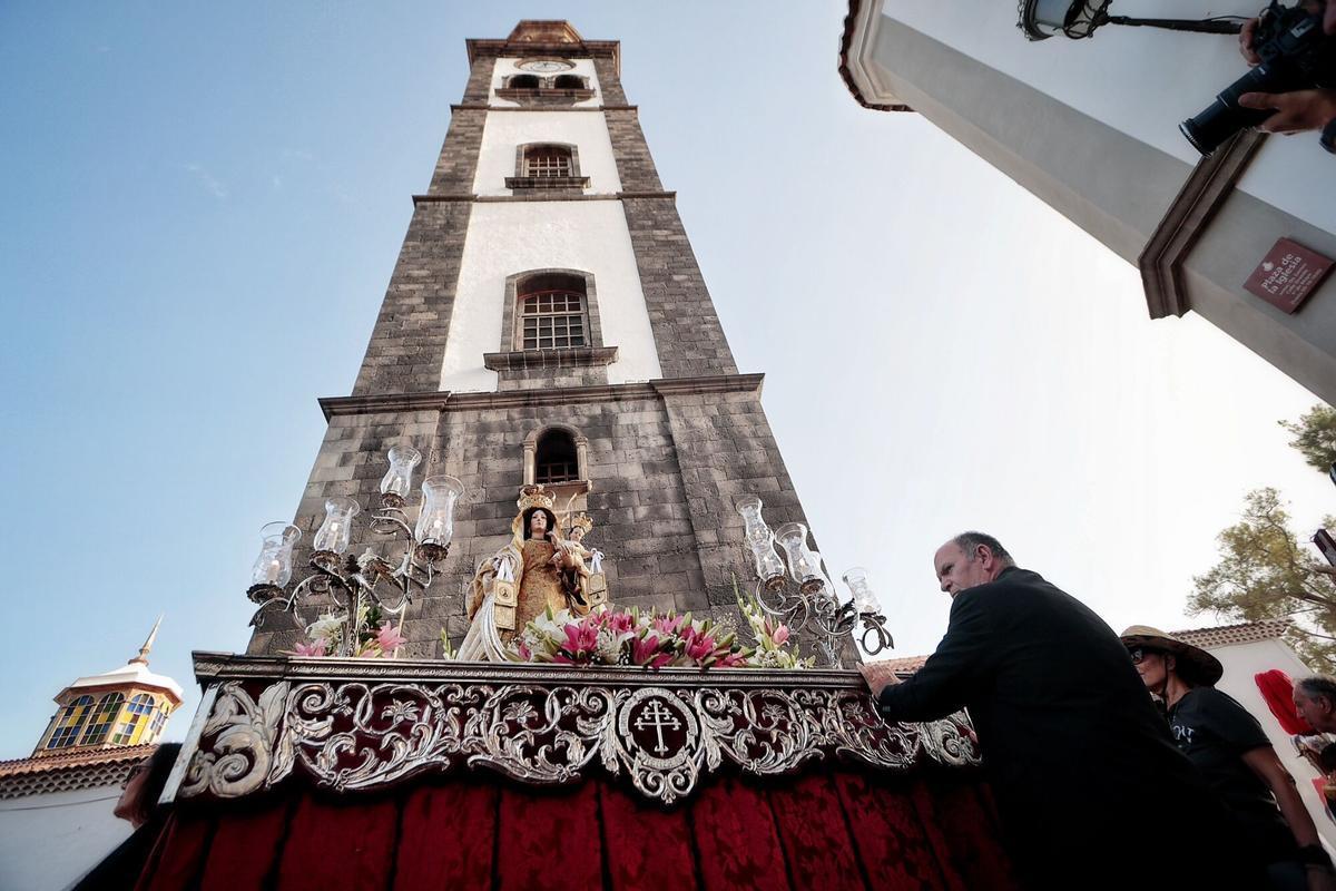 Procesión marítimo-terrestre de la Virgen del Carmen en Santa Cruz