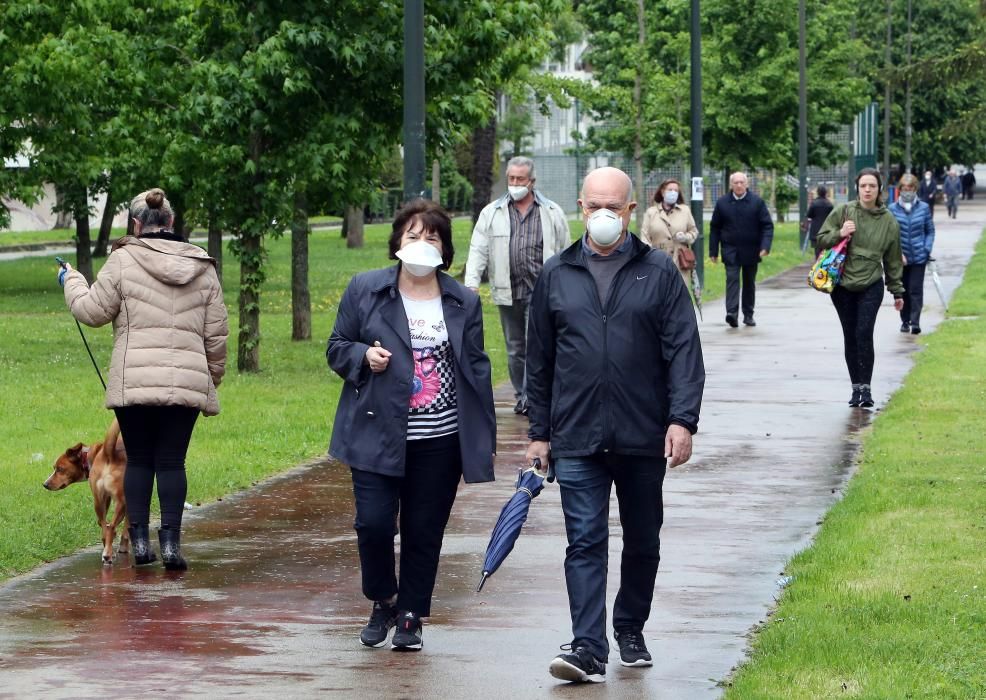 Los mayores de 70 y las personas dependientes de Vigo aprovecharon este sábado el primer día para salir a la calle durante la desescalada de medidas del coronavirus.