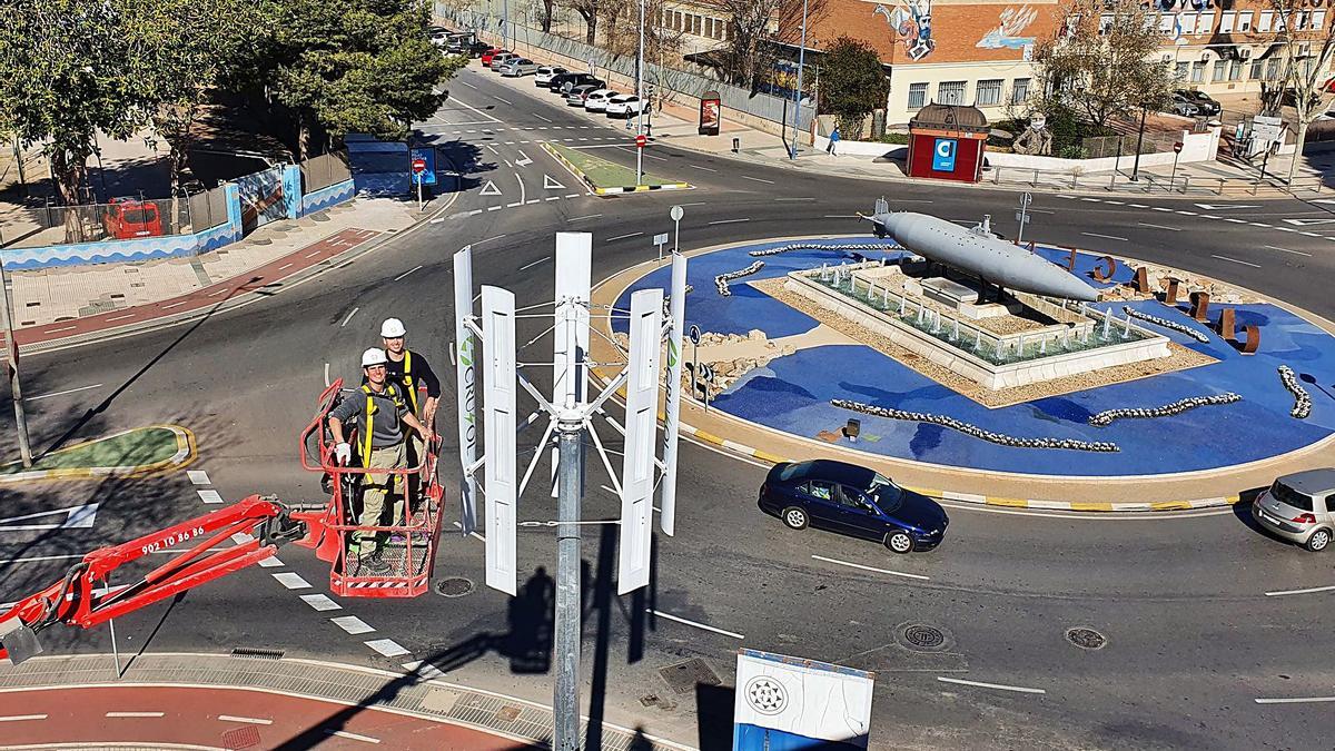 Miguel Martínez y Gonzalo Cruzado, dueños de Crusol, durante la instalación de uno de los aerogeneradores en la UPCT. | L. O.