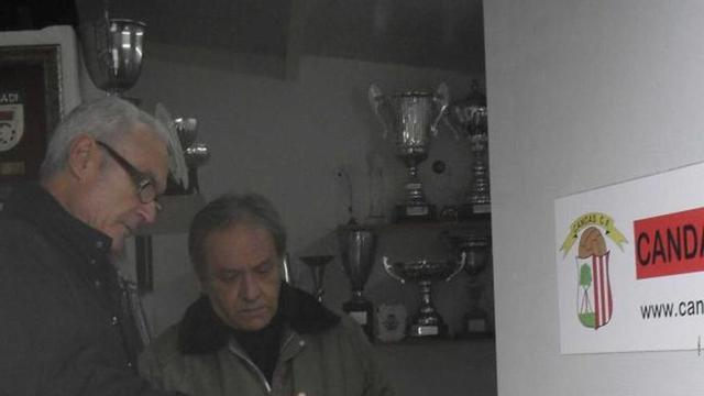 Lobeto y Muñiz, ayer, en la taquilla del Candás.